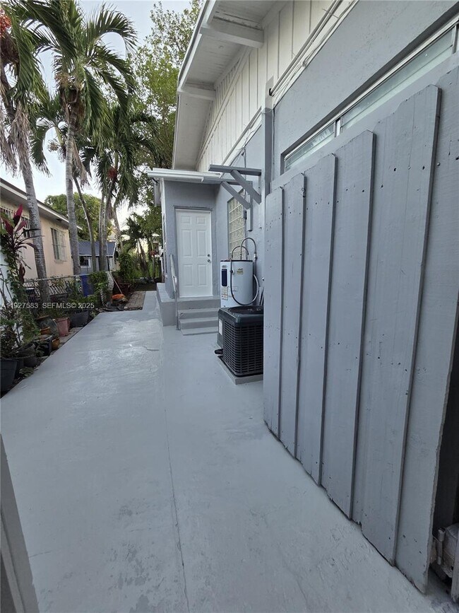 Building Photo - 568 SW 3rd St