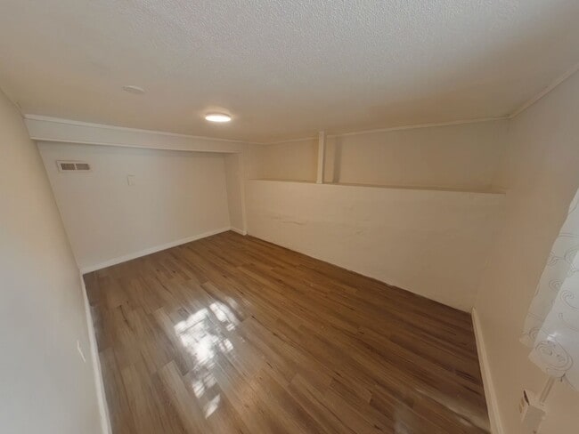 Building Photo - 145 N Ash St