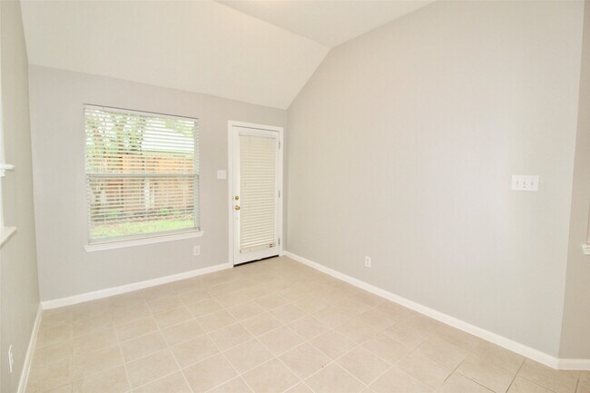 Building Photo - 915 Rock Springs Dr