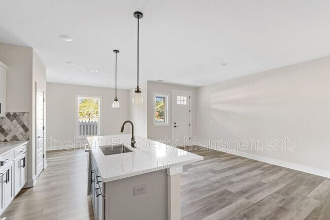 Building Photo - 648 Melville Dr