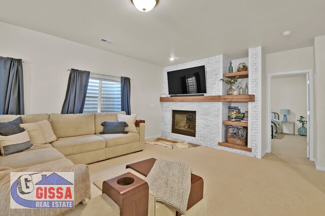 Building Photo - This stunning six-bedroom, three-and-a-hal...