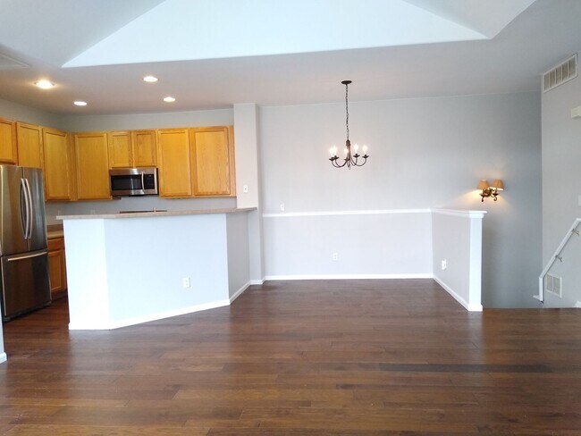 Building Photo - Stunning Highlands Ranch Townhome