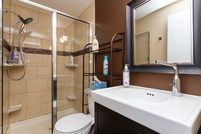 Building Photo - BEAUTIFUL 4BD SPLIT-LEVEL HOME in VILLA LO...