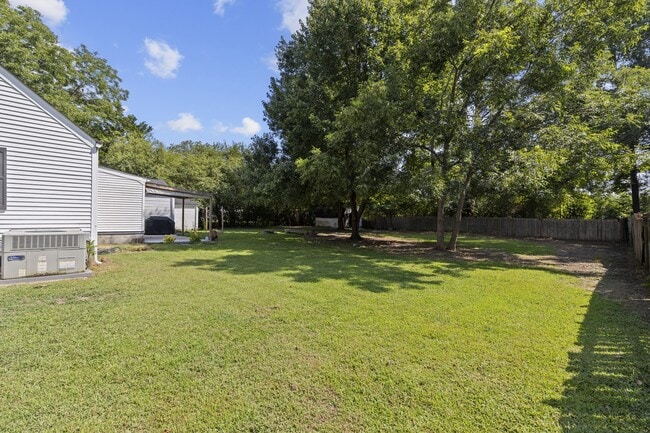 Building Photo - 4009 Maple Dr