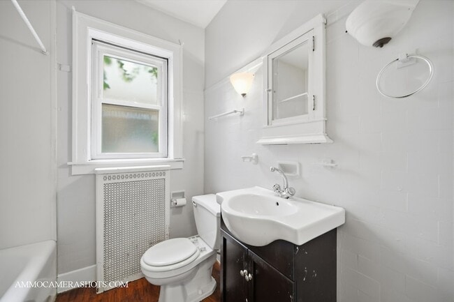 Building Photo - 2045 W Farragut Ave