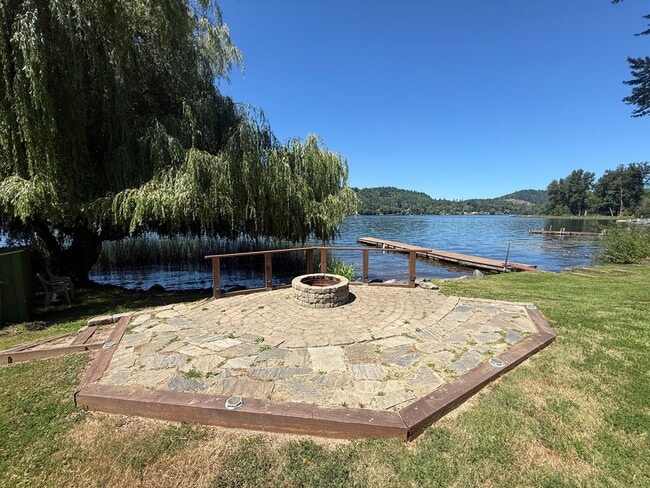 Building Photo - Welcome to your new lake front home in Oly...
