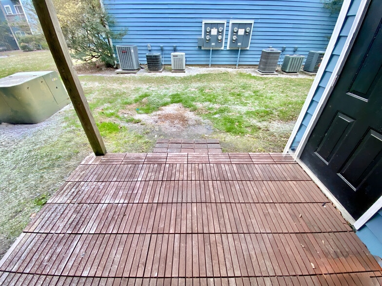 Private patio, storage closet, Courtyard access. - 4240 Wilshire Blvd