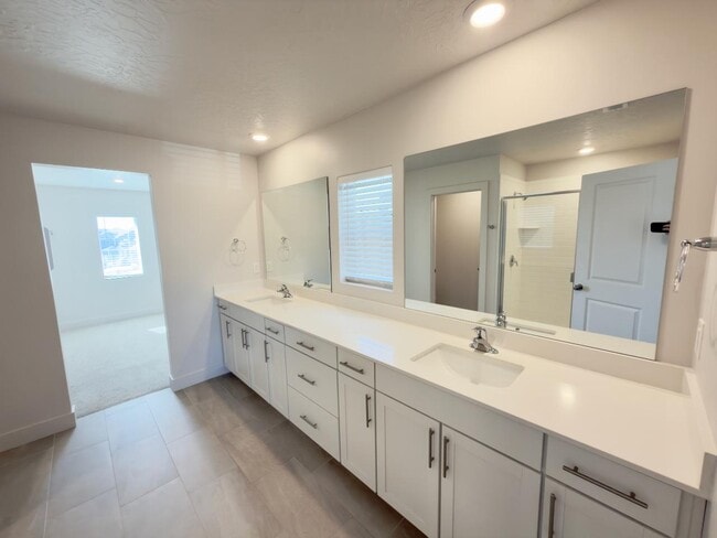 Building Photo - 414 W Snowberry Dr