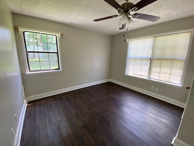Building Photo - 1107 Esma St