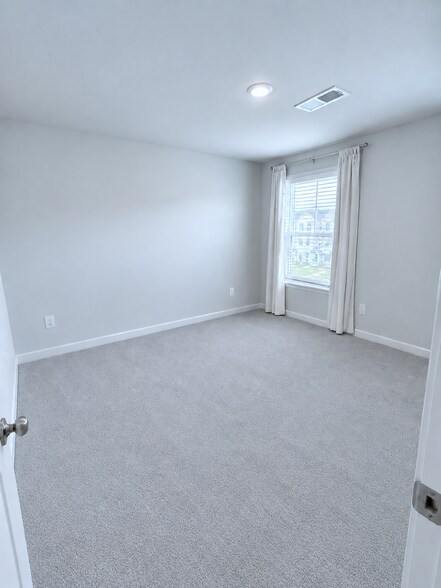 Building Photo - Room in Townhome on Chert Ln