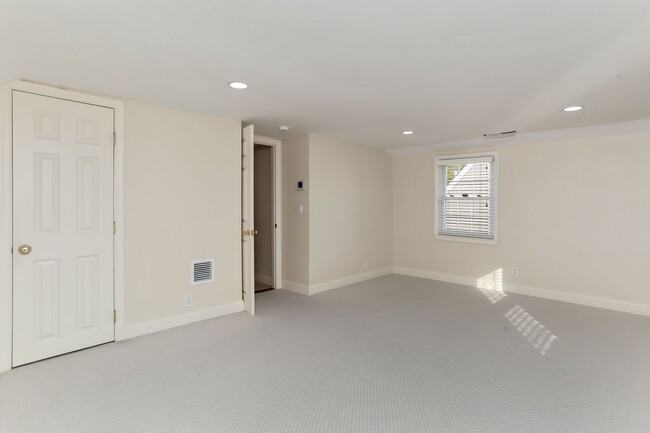 Building Photo - 13 Riverside Ln