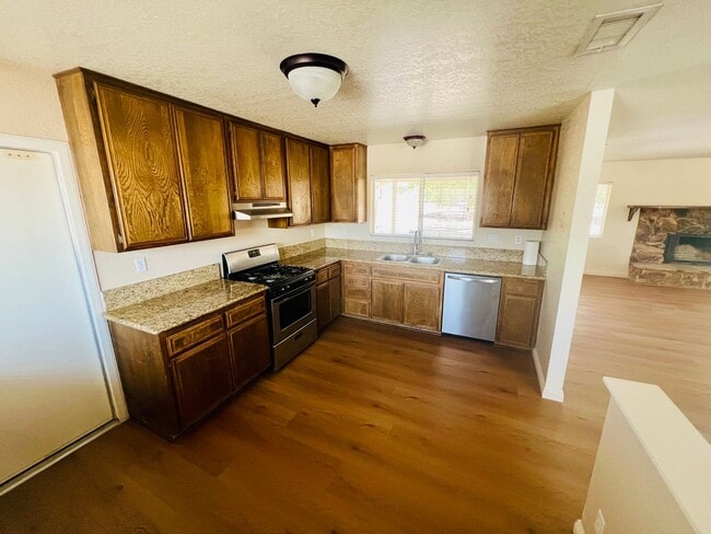 Building Photo - 3-Bedroom Hesperia Home on a Large Lot!