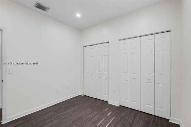 Building Photo - 1073 NE 41st Terrace