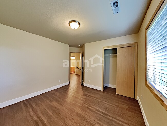 Building Photo - 2609 NE 105th Ct