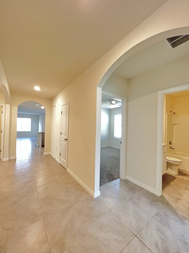 Building Photo - **4 bd/2bath Home available in the exclusive gated community of Lake Diamond!!!