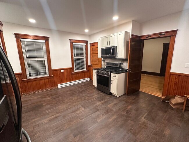 Building Photo - 25 Dustin St