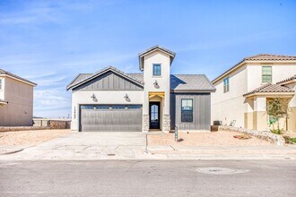 Building Photo - Beautiful East side House 4 bed-2.5 baths, part of The  Club that includes Swimming Pool, Gym, Te...