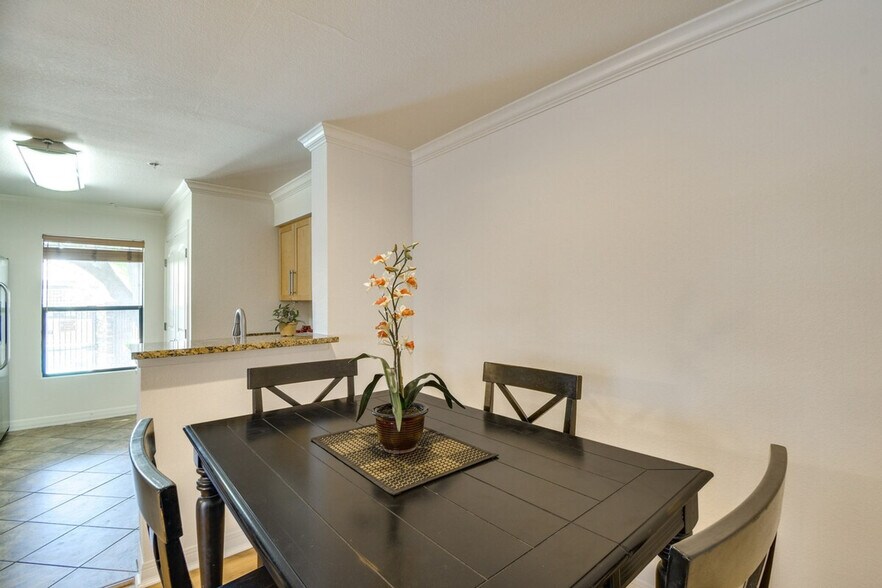 Building Photo - 2025 E Campbell Ave