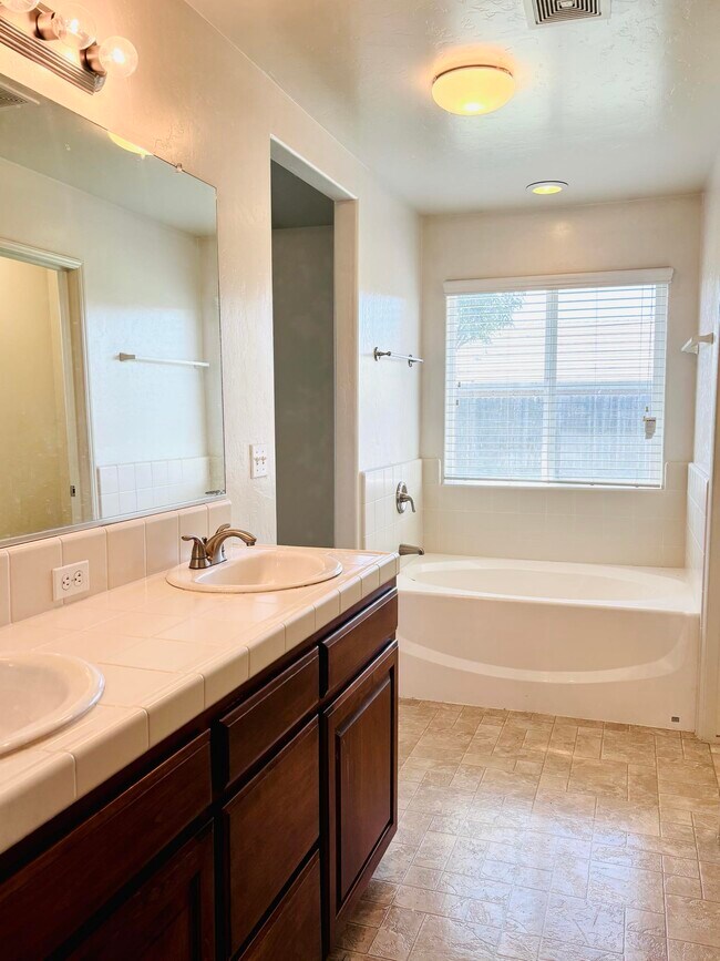 Building Photo - 1407 W Burgundy Ct
