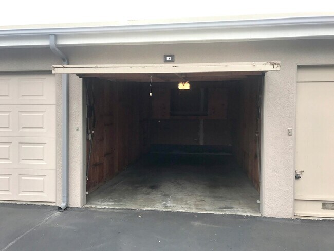 Building Photo - Two Bedroom, 2 Bathroom Condo in a Beautiful Community in Huntington!
