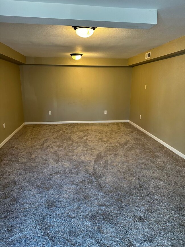 Building Photo - Gated Lakefront Rental Opportunity