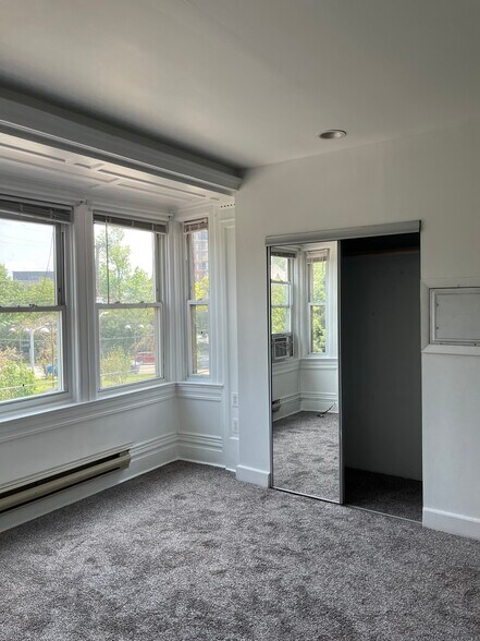 Building Photo - 370 S Negley Ave