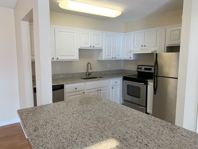 Building Photo - 2nd story, 2/1, updated unit on the Winter Park/Maitland border!!