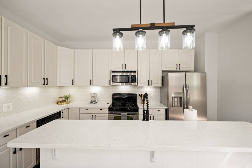 Building Photo - 516 E 12th St