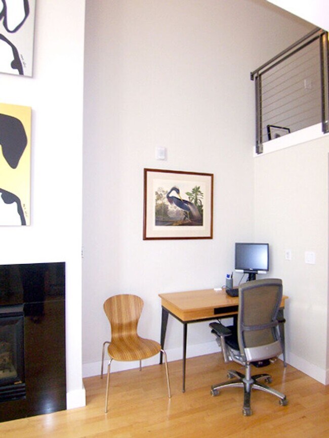 Building Photo - Epic REA/Azari PM: Private Oasis, 1 BR/ 1....