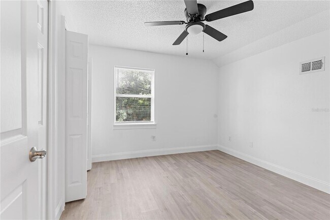 Building Photo - 421 Rollins Dr