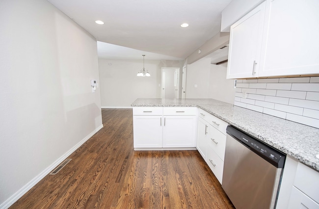 Building Photo - Privacy Fenced, 3 bed 3 bath in South Springfield (Ask about our special)