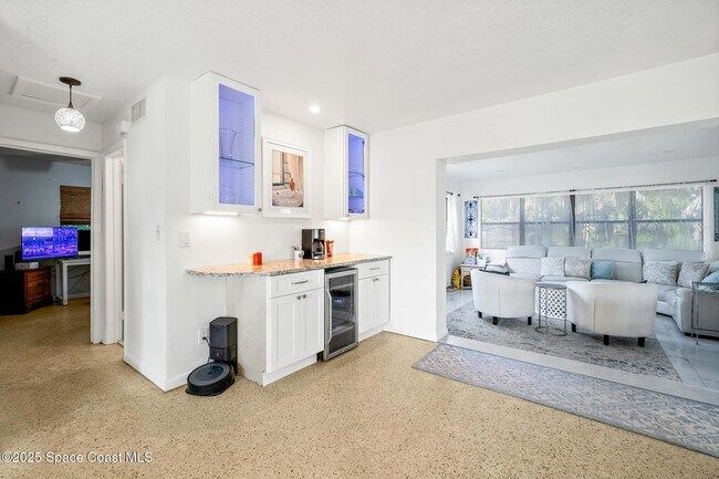 Building Photo - 300 Pelican Dr