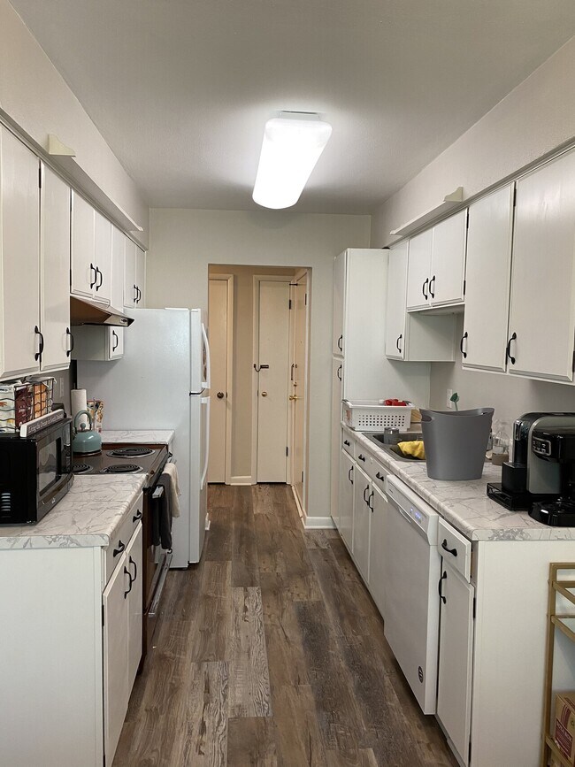 Building Photo - Carriage Hill Apartments