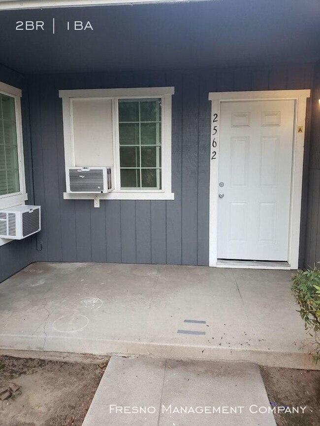 Building Photo - 2562 N Maroa Ave