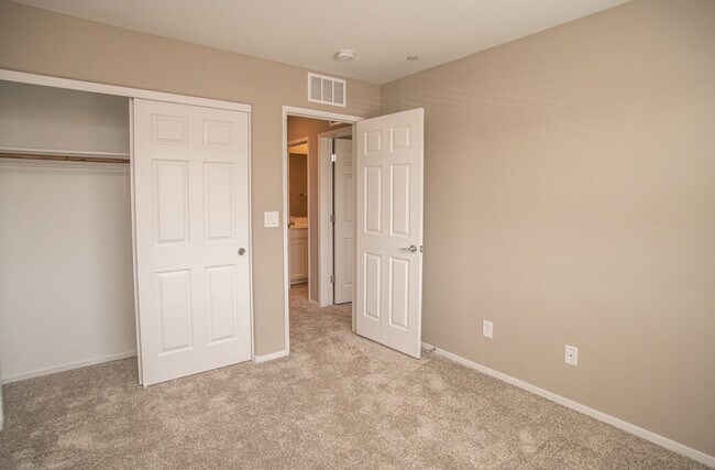 Building Photo - Gorgeous Townhome 3/2 in Santa Rosa Community in Summerlin!