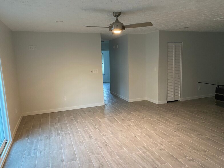 Living Rm - 1002 E 7th Ct