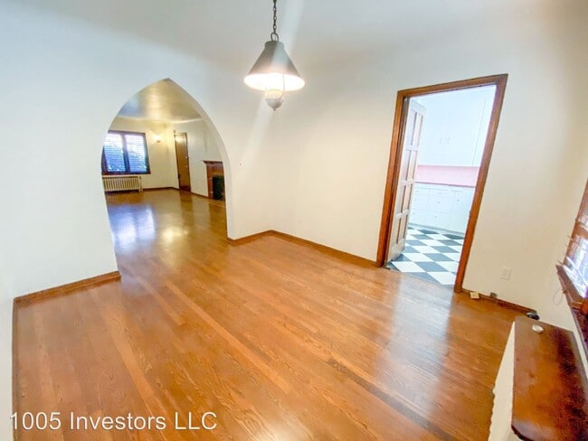 Building Photo - 1005 E Roy St