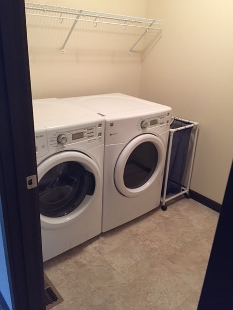 Building Photo - Spacious Townhouse for rent with No maintenance responsibilities!!