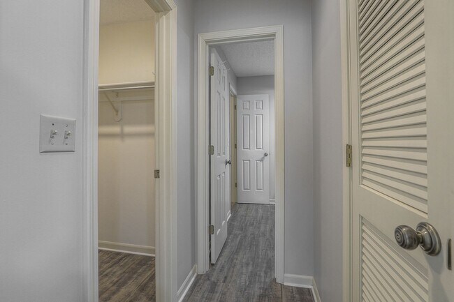 Building Photo - {11409} Updated Duplex in Fantastic Location + Two Car Garage + Main Level Master + Covered Deck