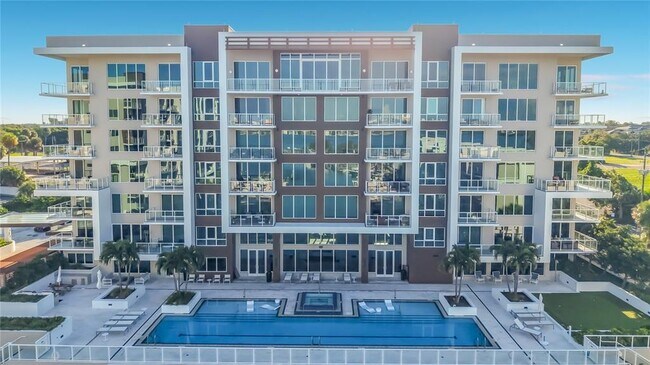 Building Photo - 900 N Osceola Ave