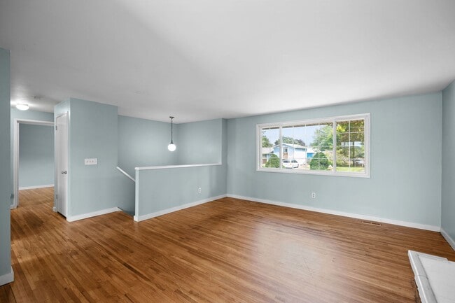 Building Photo - 4 Bedroom Northeast Spokane Home - Availab...