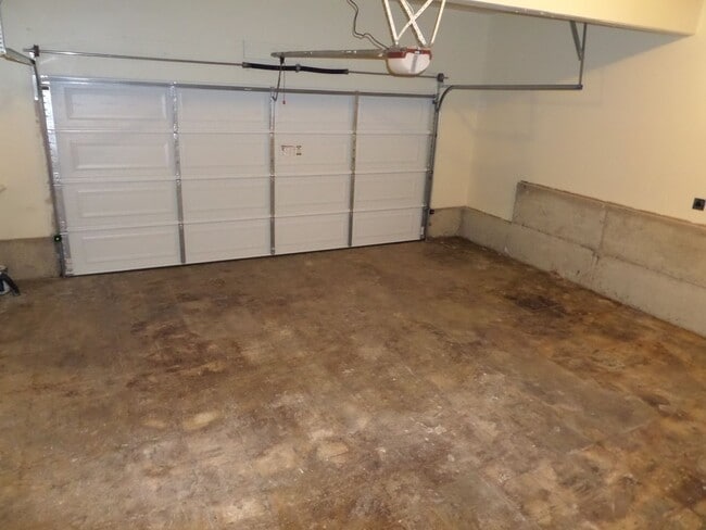 Building Photo - Fantastic HUGE Remodeled 4 Bedroom Home Wi...