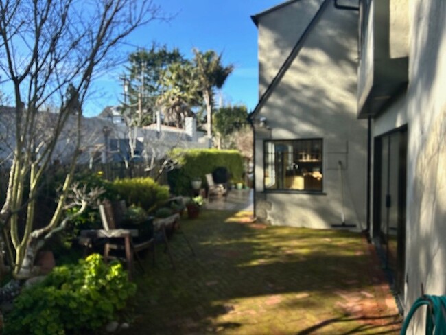 Building Photo - Charming Mill Valley Home Available Beginn...