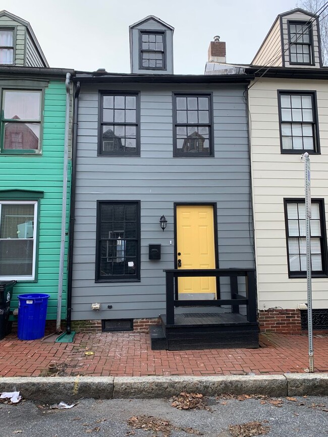 Primary Photo - Adorable Single Family Home on Grand St