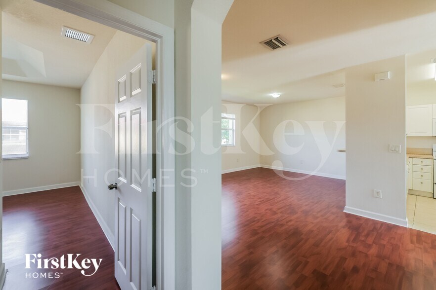 Building Photo - 1490 NE 33rd Rd