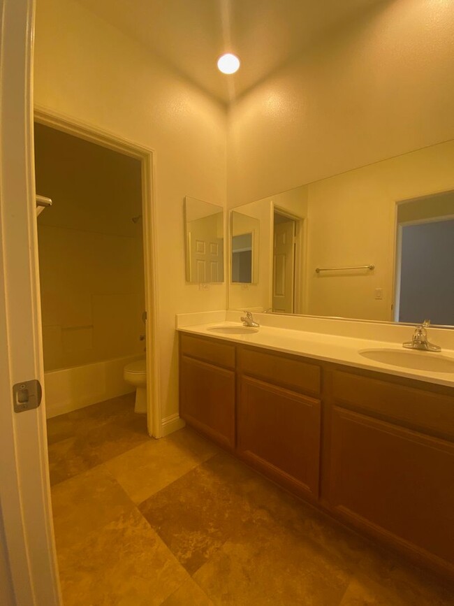 Building Photo - Loma Linda 4 Bedroom Located in Mission La...