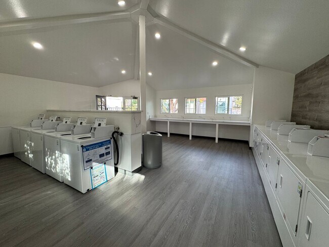 Building Photo - 1Bd/1Ba Condo in Gated Huntington Beach Co...