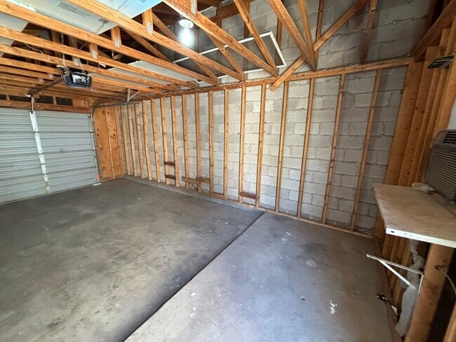 Building Photo - 2 bed 2 bath townhome