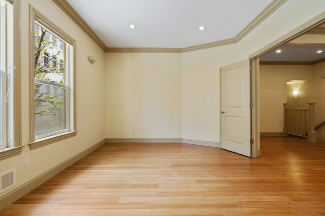 Building Photo - Heart of Hayes Valley - Updated 3 Bed, 2 B...