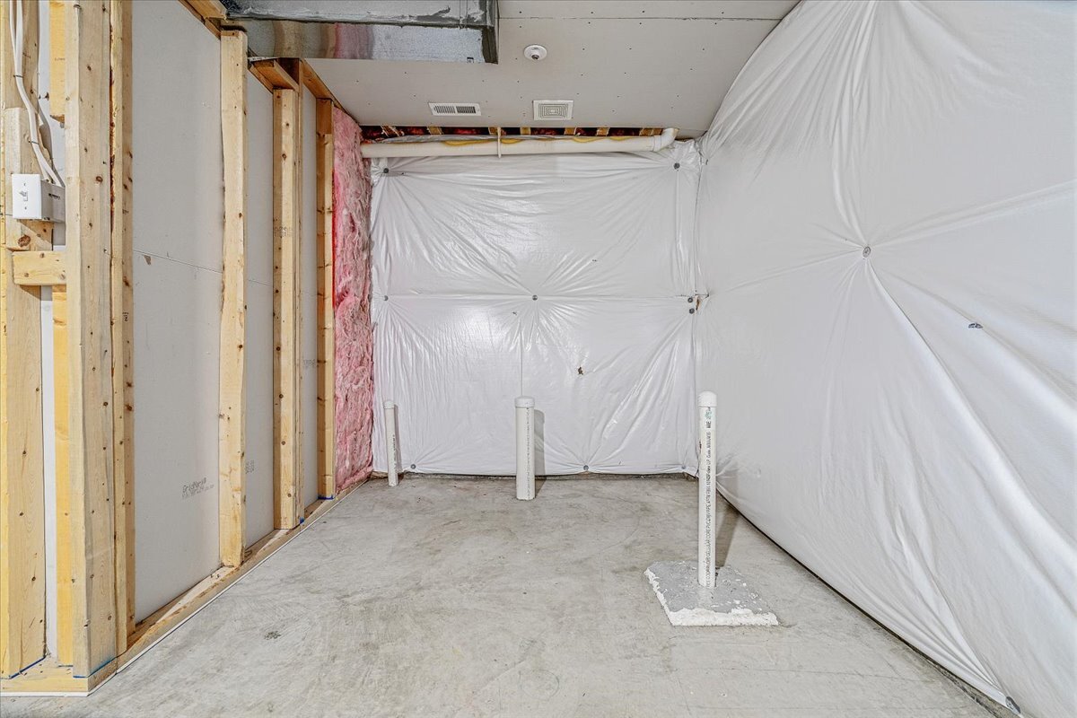 Building Photo - 8059 Hinsdale Ln